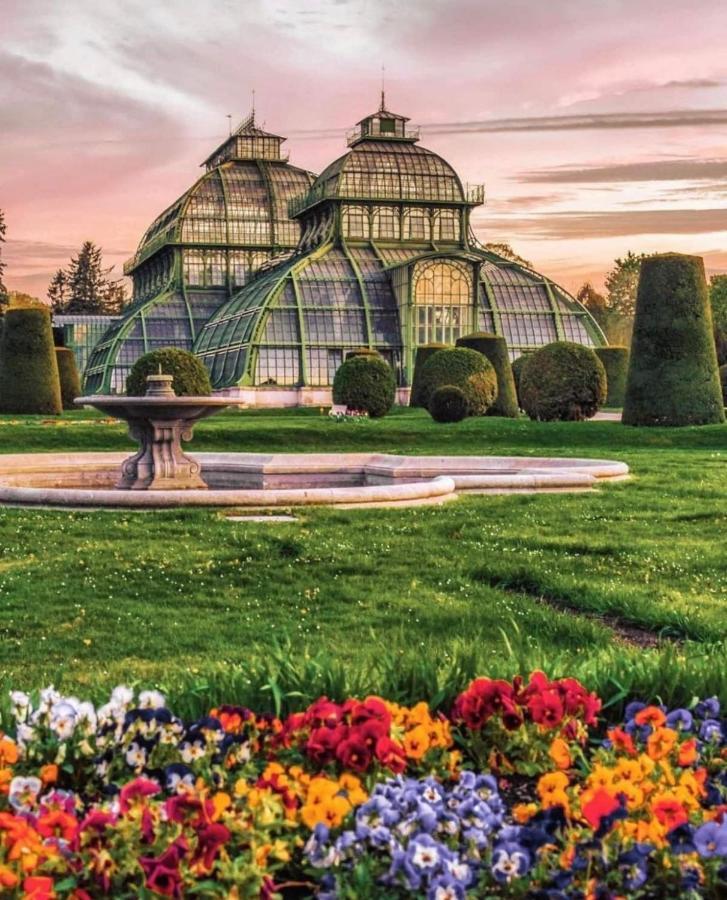 Regal Retreat Intimate Elegance Near Schoenbrunn Palace Wien Exterior foto